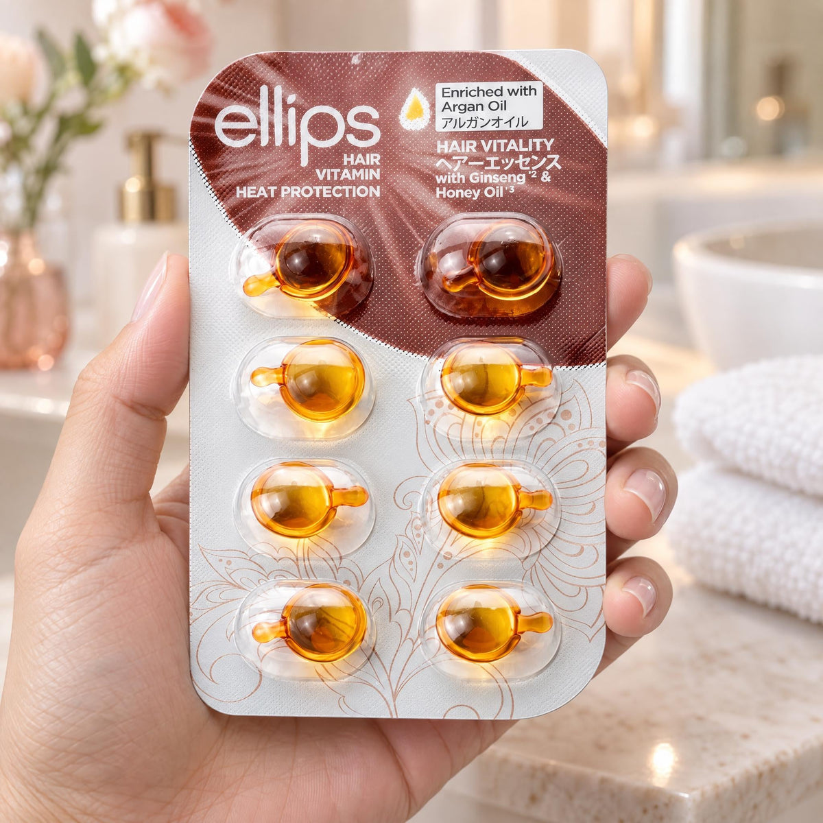 Kädessä Ellips Hair Vitality -kokeilukoko, jossa on 8 kapselia