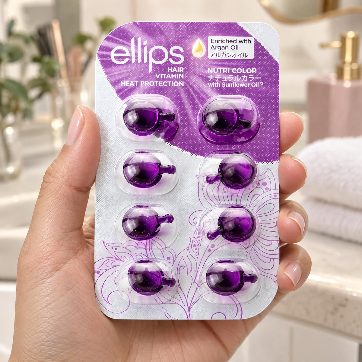 Kädessä Ellips Nutri Color -kokeilukoko, jossa on 8 kapselia